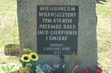 Mieszkańcom wileńszczyzny tym którym przemoc dała imię – cierpienie i śmierć rodacy z Zielonej Góry 1992 [przy krzyżu głównym]